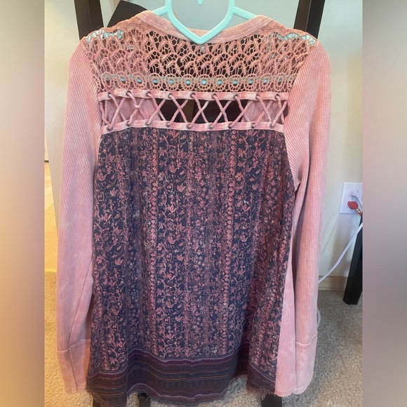 Gimmicks by BKE size L bo ho top - Picture 2 of 8